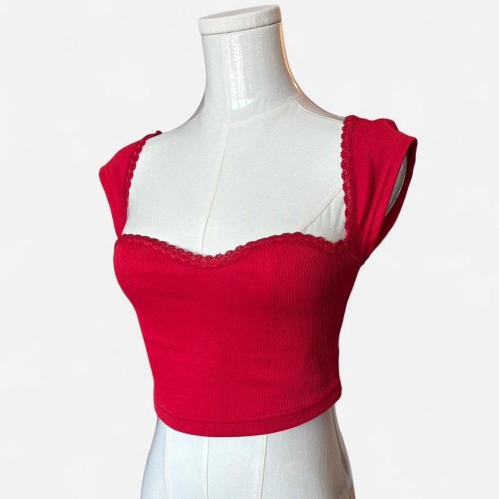 RED RIBBED LACE TRIM SWEETHEART NECKLINE CAP SLEEVE CROP‎ TOP